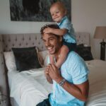 Hillary Vanderosieren Instagram - Tu es le papa le plus merveilleux du monde. Milo ne manque de rien avec toi, il a beaucoup d’amour, de tendresse, de bisous, de câlins, tu passes beaucoup de temps à jouer aussi... t’arrives a garder patience alors que parfois c’est pas facile... L’année prochaine on fait la même photo avec 2 enfants 😍🥰 Joyeuse fête des pères ❤️⭐️ Je vous aimes mes hommes Gioboy & Miloboy ❤️❤️❤️ Dubai, United Arab Emirates