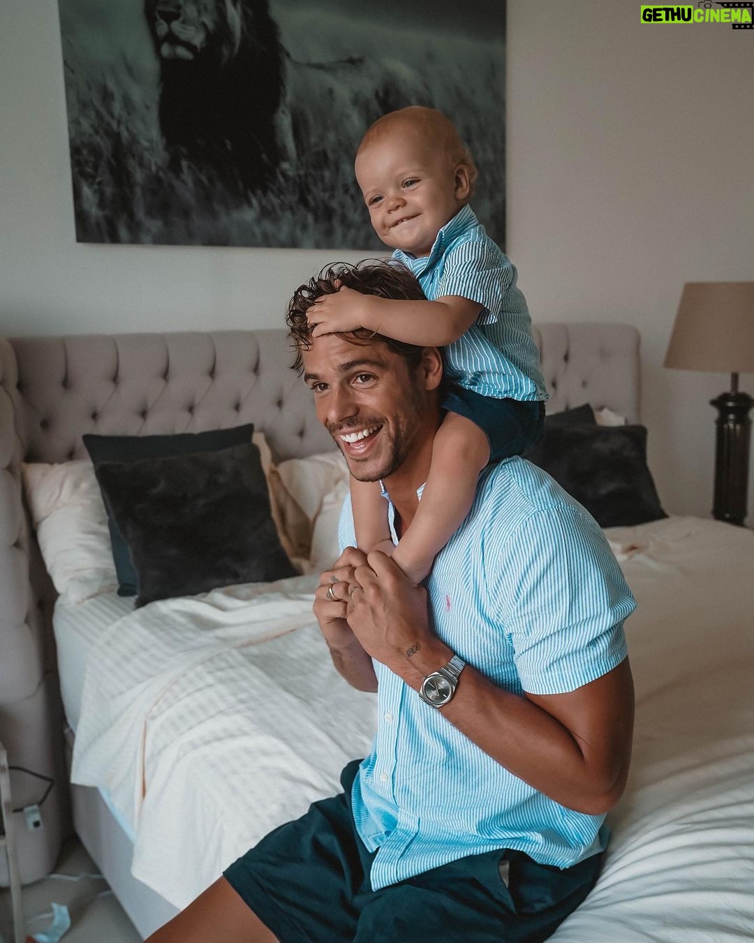 Hillary Vanderosieren Instagram - Tu es le papa le plus merveilleux du monde. Milo ne manque de rien avec toi, il a beaucoup d’amour, de tendresse, de bisous, de câlins, tu passes beaucoup de temps à jouer aussi... t’arrives a garder patience alors que parfois c’est pas facile... L’année prochaine on fait la même photo avec 2 enfants 😍🥰 Joyeuse fête des pères ❤️⭐️ Je vous aimes mes hommes Gioboy & Miloboy ❤️❤️❤️ Dubai, United Arab Emirates