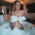 Hillary Vanderosieren Instagram - 17 SA et heureuse ! Dans quelques jours c’est l’anniversaire de Milo et ce jour là je vais annoncer le sexe de notre futur baby 👶 Fille ou Garçon ? ❤️🥰 Dubai, United Arab Emirates