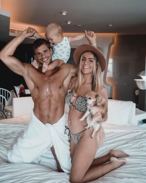 Hillary Vanderosieren Instagram - Joyeux 3 ans mon amour @gioboyparis ❤️🥳👨‍👩‍👦🐶

3 ans et bientôt 3 enfants 😂
On a pas rigolé 😂😂