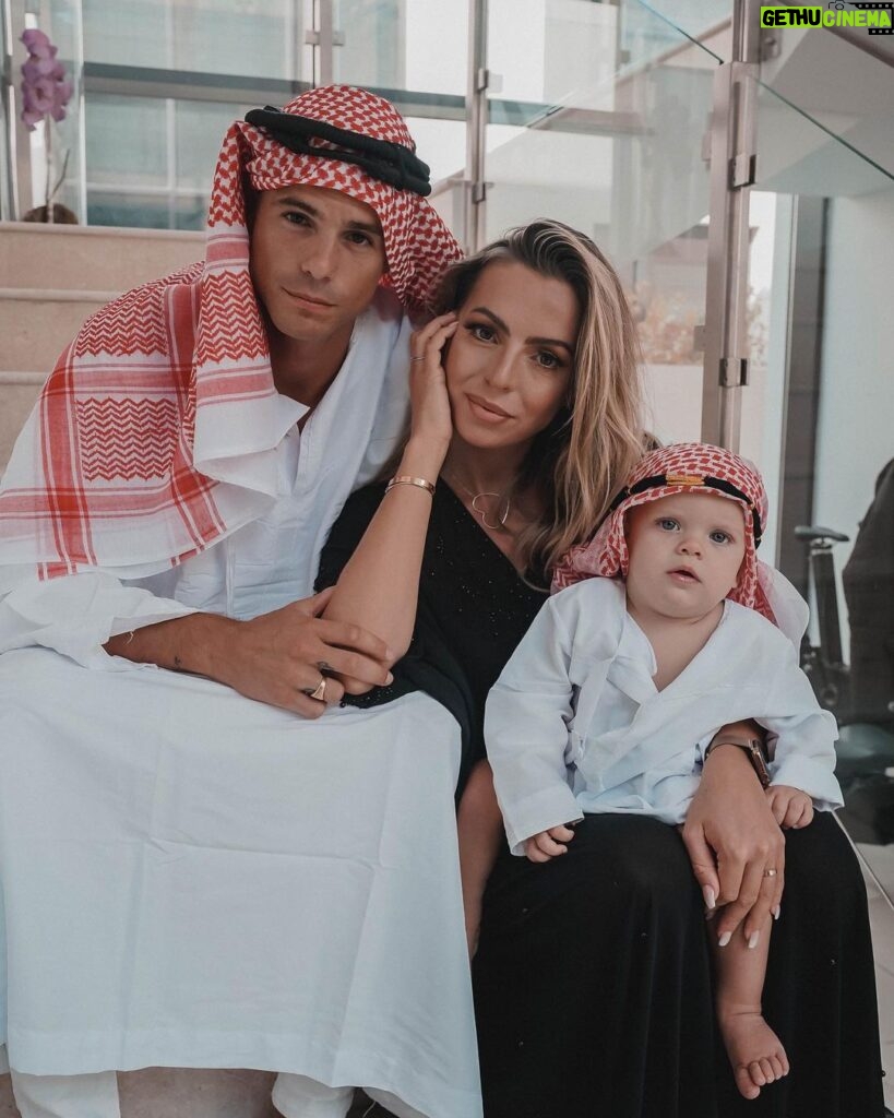 Hillary Vanderosieren Instagram - Home sweet home 🇦🇪 On se sent bien à Dubaï, on s’imprègne même de leur culture 🥰 @gioboyparis ❤️ Dubai, United Arab Emirates
