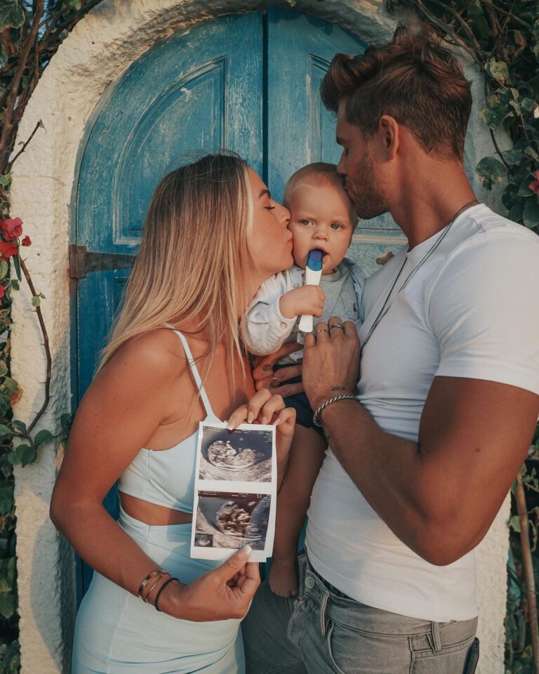 Hillary Vanderosieren Instagram - Baby 2 is coming 🥰♥️ Quoi de mieux que la fête des mamans pour vous annoncer que notre famille s’agrandit 🤩 Bonne fêtes les mamans ♥️ Milo aura un petit frère ou une petite sœur, pour le plus grand bonheur de ses parents ♥️♥️♥️ Dubai, United Arab Emirates