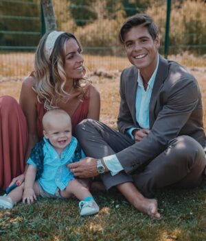 Hillary Vanderosieren Instagram - Joyeux 10 mois bébé d’amour 🥳♥️

Milo notre fils qui rend notre vie merveilleuse depuis 10 mois déjà dans 2 mois il a 1 an !!!! Mais que le temps passe vite ... trop vite même !!!!!