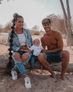 Hillary Vanderosieren Instagram - 🌴 ÉNORME CONCOURS ☀️

☀️ Comme vous le savez nous avons fêté l’anniversaire de Giovanni, c’était génial, merci encore pour vos messages rempli d’amour... 
À notre tour maintenant de vous faire plaisir.
Nous avons donc décidé grâce à @Nicolasperrin_ de vous faire gagner un voyage exceptionnel à Zanzibar 🌴

- 1 Séjour pour 2 personnes à Zanzibar
- 6 nuits au bord de l’Ocean Indien 
- Hôtel 5 étoiles 

Incroyable non ? 😏

🍀 Pour participer c’est simple :
- Like ce post 
- Follow : 
@nicolasperrin_ 
@melia.zanzibar
@hillaryoff 
@gioboyparis
- Mentionne deux amis en commentaires 

🙌🏼 Le tirage au sort aura lieu le Vendredi 26 Mars à 17h avec la chance de pouvoir partir jusqu’en Décembre 2022

🤩 Bon courage à tous