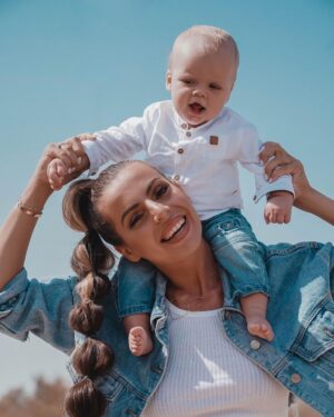 Hillary Vanderosieren Instagram - Nous on s’aime fort 💙

Coiffure + Make up by @beauty_sahoumtie 🤩
