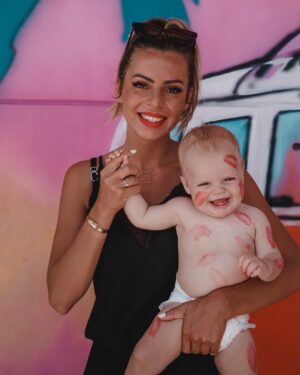 Hillary Vanderosieren Instagram - Happy 8 months mon Babyboy 💙
Plein de bisous d’amour ❤️ 

Le temps passe trop viteeeee ..
