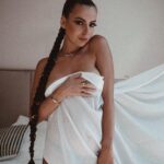 Hillary Vanderosieren Instagram - J’ai utilisé le draps de l’hôtel pour faire ma photo 📸😅 Abusé ou pas ? Dubai, United Arab Emirates