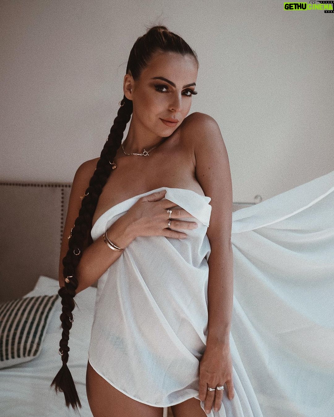 Hillary Vanderosieren Instagram - J’ai utilisé le draps de l’hôtel pour faire ma photo 📸😅 Abusé ou pas ? Dubai, United Arab Emirates