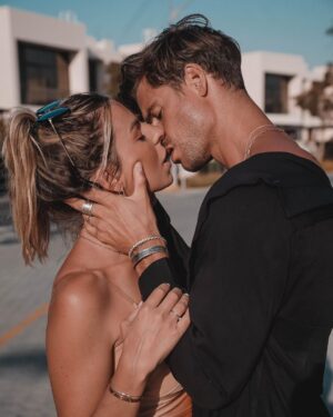 Hillary Vanderosieren Instagram - 1, 2, 3 ou 4 ? 

Je meurs d’amour pour cet homme ♥️ @gioboyparis
