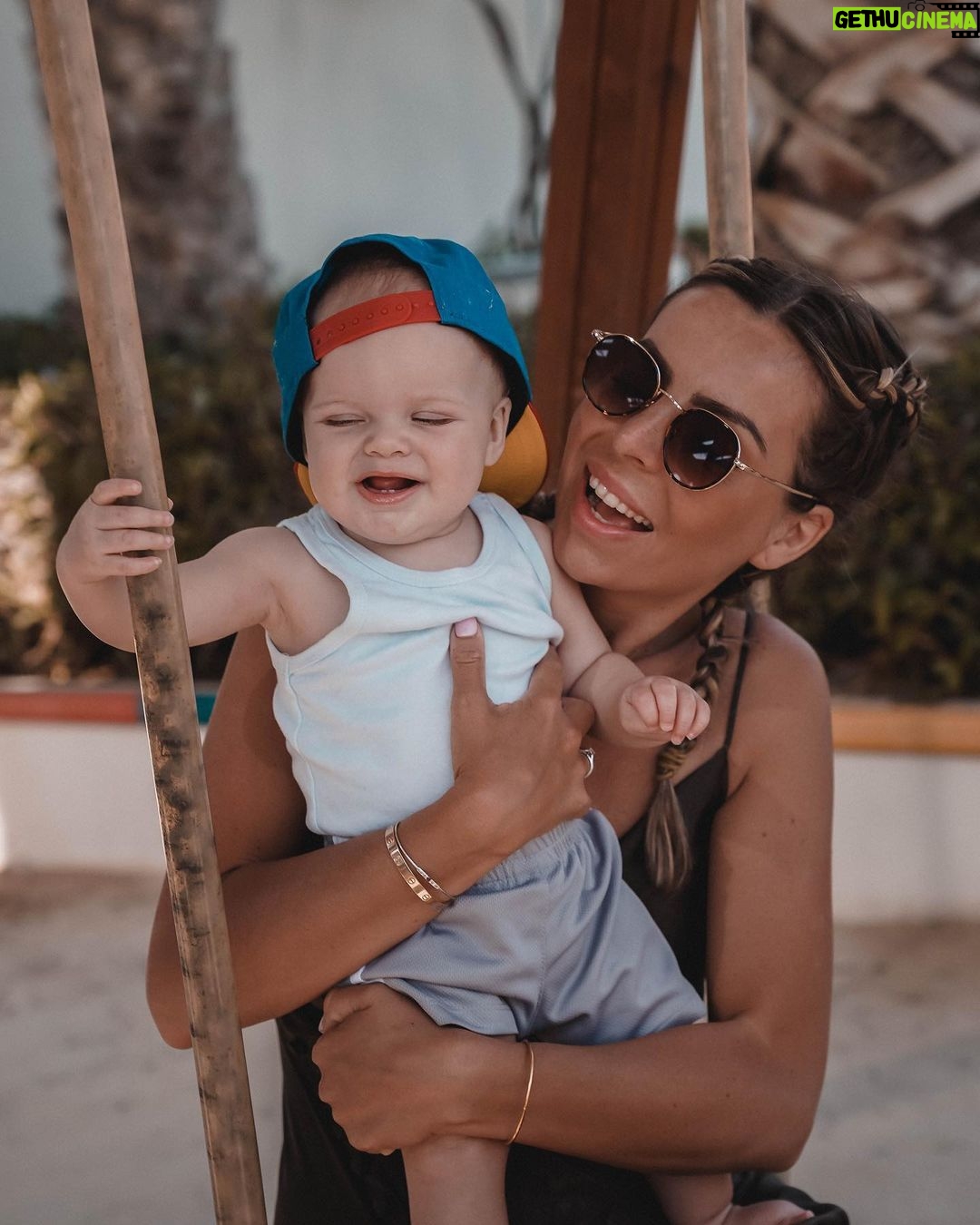 Hillary Vanderosieren Instagram - Une journée Classic avec mon prince, il est heureux ici à Dubaï ! ☺️🥰♥️ Dubai, United Arab Emirates