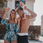 Hillary Vanderosieren Instagram - New Life ! 🇦🇪 Cela fait 7 jours que nous avons les clefs de notre maison. Changement de vie totale, changement radical. Pour notre plus grand bonheur, depuis que nous sommes ici, nous sommes beaucoup moins stressé et la vie est beaucoup plus cool. Notre fils va parler anglais et français .. c’est tellement incroyable. Le matin nous nous demandons pas s’il fait beau, s’il fait chaud ... le ciel bleu vaut tout l’or du monde. Notre nouvelle vie nous convient super bien :) en tout cas pour le moment ahah. Juste ça va mettre du temps à meubler la maison ahah. Enfin voilà j’ai voulu partager cette photo car c’est le début d’une jolie histoire pour nous à Dubaï dans notre nouvelle maison 🥰 @gioboyparis #Miloboy Dubai, United Arab Emirates