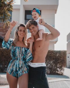 Hillary Vanderosieren Instagram - New Life ! 🇦🇪 Cela fait 7 jours que nous avons les clefs de notre maison. Changement de vie totale, changement radical. Pour notre plus grand bonheur, depuis que nous sommes ici, nous sommes beaucoup moins stressé et la vie est beaucoup plus cool. Notre fils va parler anglais et français .. c’est tellement incroyable. Le matin nous nous demandons pas s’il fait beau, s’il fait chaud ... le ciel bleu vaut tout l’or du monde. Notre nouvelle vie nous convient super bien :) en tout cas pour le moment ahah. Juste ça va mettre du temps à meubler la maison ahah. Enfin voilà j’ai voulu partager cette photo car c’est le début d’une jolie histoire pour nous à Dubaï dans notre nouvelle maison 🥰 @gioboyparis #Miloboy Dubai, United Arab Emirates