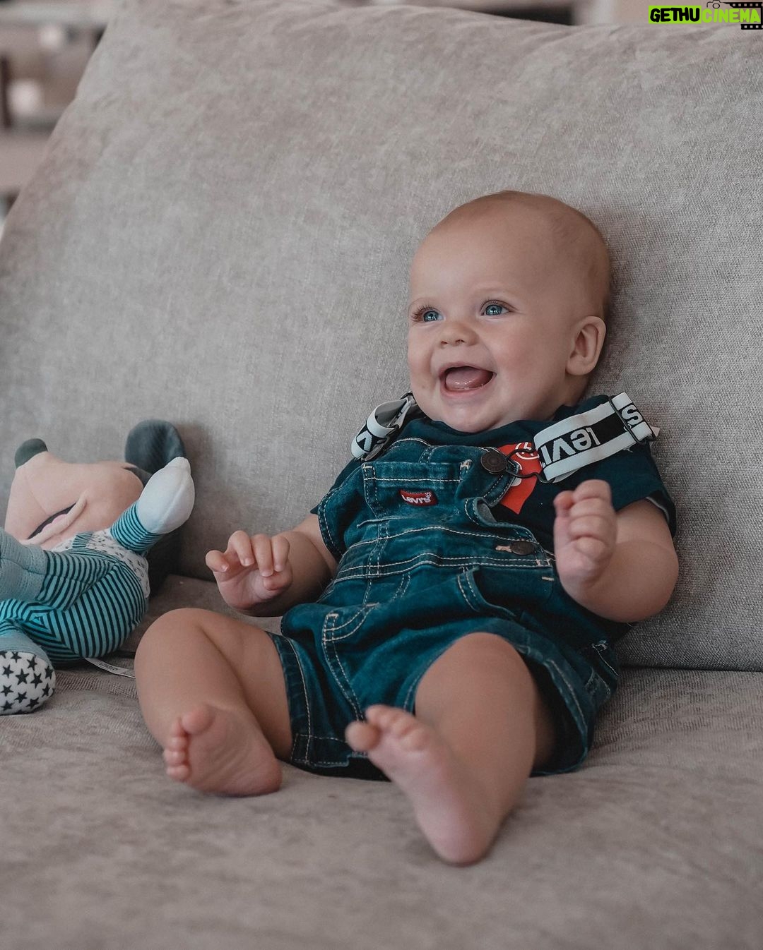 Hillary Vanderosieren Instagram - 7 mois mon fils 💙 Quand je le vois sourire.. je me dis que j’ai accompli quelque chose de Grand ! Plus je le vois grandir plus je le vois s’émerveiller. En 7 mois nous voyons tellement de changement. A 7 mois milo a 2 dents en bas qui sont sorti .. il tient assis .. il rigole tout le temps .. il est tellement incroyable ce baby. Thanks god ❤️ Dubai, United Arab Emirates
