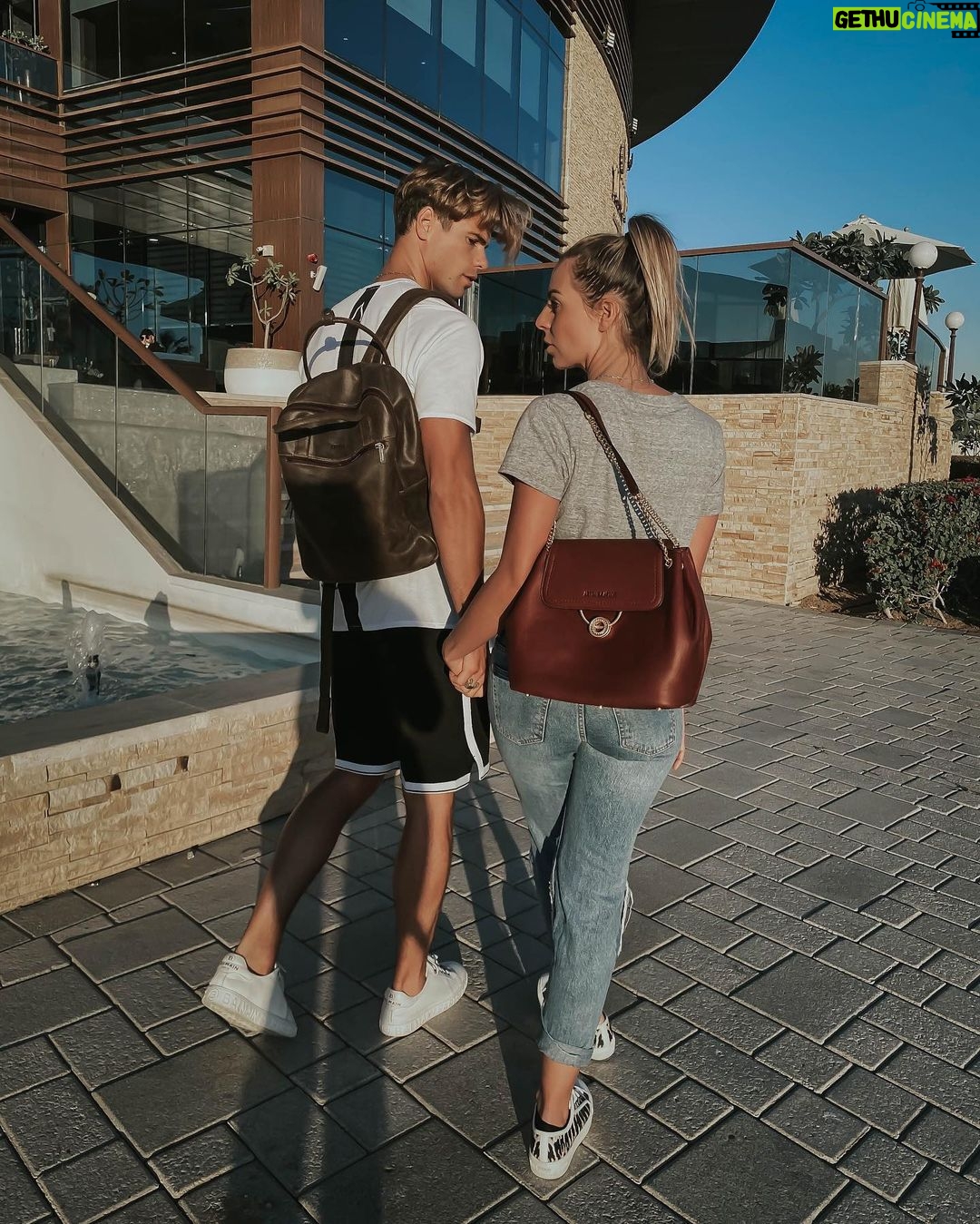 Hillary Vanderosieren Instagram - đ JEU CONCOURS đ En collaboration avec @arthur_et_aston, jâai le plaisir dâoffrir Ă lâun dâentre vous le sac Ă main que je porte avec son portefeuille assorti ou un bon dâachat de 500⏠à valoir sur le site Arthur & Aston ! ⨠Pour participer : - suivre mon compte et celui de @gioboyparis ainsi que le compte @arthur_et_aston - Indiquez le lot que vous prĂŠferez et tagguez 2 de vos amis ou plus Bonus : partagez le post en story đ Tirage au sort vendredi prochain #arthuraston Dubai, United Arab Emirates