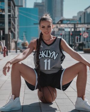Hillary Vanderosieren Instagram - New Life New Style 🇦🇪 🏀
Vous en pensez quoi ?

#Dubaï #NewLife #Love #Basket 
📸 @beauty_sahoumtie