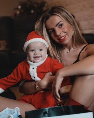 Hillary Vanderosieren Instagram - Joyeux 1er Noël 🎄 

Pour la première fois nous allons fêter Noël en famille. Pour notre plus grand bonheur petit Milo est super heureux et nous sommes heureux d’avoir une belle petite famille.

Prenez soins de vous, profitez de chaque instant. La famille Bonamy vous aime 🥰