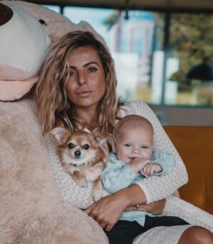 Hillary Vanderosieren Instagram - Je t’aime à vie mon fils 💙
Ma famille d’amour 💙
Joyeux 5 mois 🎉💙