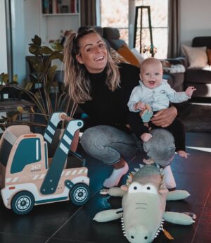 Hillary Vanderosieren Instagram - On respire le bonheur ❤️
Je n’ai jamais été aussi heureuse qu’aujourd’hui 💫 ... cette bouille d’ange y est pour quelque chose.
Bientôt mon bébé on va pouvoir jouer comme des fous 😜 

Tentez de gagner un bon d’achat chez @vertbaudetfr de 200€ 
Pour participer : 
- Follow @vertbaudetfr 🧸 
- invite 2 amies 👯‍♀️ 

A vous de jouer, le tirage au sort est dans 4 jours 😍🤩