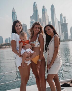Hillary Vanderosieren Instagram - 🎂 29 ans et heureuse 🎂
Today it’s my Birthday 🍾🥂
Merci à mon chéri @gioboyparis & @mesvacancesadubai pour cette journée 🛥🔥 .. merci à mes amis, à ma famille ❤️ merci à vous pour vos messages.
On m’a dit qu’est ce que ça te fais d’avoir 29 ans ? J’ai répondu je suis contente ma vie avance dans le positif, je suis heureuse sur tous les points. ❤️❤️
Je vous aimes tous ❤️❤️❤️