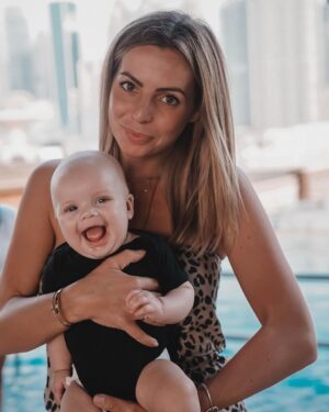 Hillary Vanderosieren Instagram - Happy 4 month Miloboy ❤️

Cette photo représente Milo ^^ il est toujours heureux ☺️ ça fait plaisir de se dire qu’on a réussi à faire un bébé aussi gentil 🥰 On t’aime de tout notre cœur Miloboy ❤️