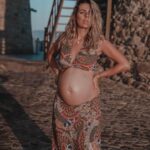 Hillary Vanderosieren Instagram – Mon baby boy grandit dans le ventre de maman. 🤰
Mais nous ne savons toujours pas le prénom.. 
qu’est ce qui pourrait suivre avec Milo ? Et qui est italien/latin ? 🇮🇹 Saint-Tropez