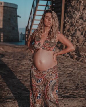 Hillary Vanderosieren Instagram - Mon baby boy grandit dans le ventre de maman. 🤰
Mais nous ne savons toujours pas le prénom.. 
qu’est ce qui pourrait suivre avec Milo ? Et qui est italien/latin ? 🇮🇹