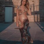 Hillary Vanderosieren Instagram – Mon baby boy grandit dans le ventre de maman. 🤰
Mais nous ne savons toujours pas le prénom.. 
qu’est ce qui pourrait suivre avec Milo ? Et qui est italien/latin ? 🇮🇹 Saint-Tropez
