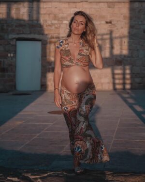Hillary Vanderosieren Instagram - Mon baby boy grandit dans le ventre de maman. 🤰
Mais nous ne savons toujours pas le prénom.. 
qu’est ce qui pourrait suivre avec Milo ? Et qui est italien/latin ? 🇮🇹