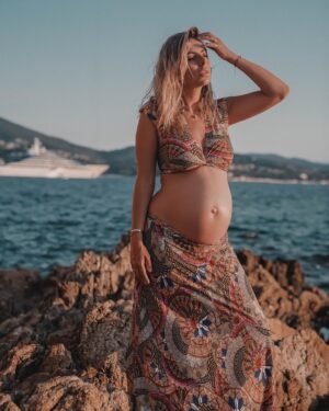 Hillary Vanderosieren Instagram - Mon baby boy grandit dans le ventre de maman. 🤰
Mais nous ne savons toujours pas le prénom.. 
qu’est ce qui pourrait suivre avec Milo ? Et qui est italien/latin ? 🇮🇹