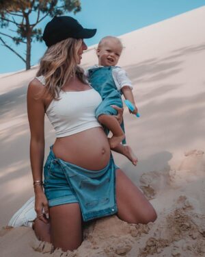 Hillary Vanderosieren Instagram - Avec mes 2 garçons 💙💙

Un dans le bidou et un pirate 🏴‍☠️