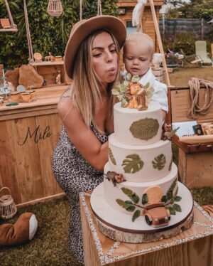 Hillary Vanderosieren Instagram - Happy Birthday l’amour de ma vie ♥️
1 an 🎂🎁

Je t’aime plus que tout au monde, tu es notre bonheur au quotidien.

I love you baby boy ♥️

Merci à @eventsbylaura pour toute cette décoration incroyable 😻