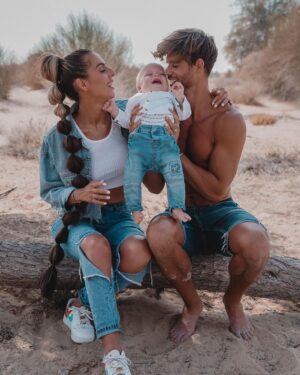 Hillary Vanderosieren Instagram - 🌴 ÉNORME CONCOURS ☀️

☀️ Comme vous le savez nous avons fêté l’anniversaire de Giovanni, c’était génial, merci encore pour vos messages rempli d’amour... 
À notre tour maintenant de vous faire plaisir.
Nous avons donc décidé grâce à @Nicolasperrin_ de vous faire gagner un voyage exceptionnel à Zanzibar 🌴

- 1 Séjour pour 2 personnes à Zanzibar
- 6 nuits au bord de l’Ocean Indien 
- Hôtel 5 étoiles 

Incroyable non ? 😏

🍀 Pour participer c’est simple :
- Like ce post 
- Follow : 
@nicolasperrin_ 
@melia.zanzibar
@hillaryoff 
@gioboyparis
- Mentionne deux amis en commentaires 

🙌🏼 Le tirage au sort aura lieu le Vendredi 26 Mars à 17h avec la chance de pouvoir partir jusqu’en Décembre 2022

🤩 Bon courage à tous