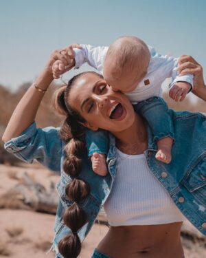Hillary Vanderosieren Instagram - Nous on s’aime fort 💙

Coiffure + Make up by @beauty_sahoumtie 🤩