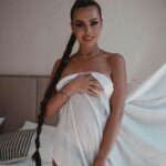 Hillary Vanderosieren Instagram - J’ai utilisé le draps de l’hôtel pour faire ma photo 📸😅 Abusé ou pas ? Dubai, United Arab Emirates