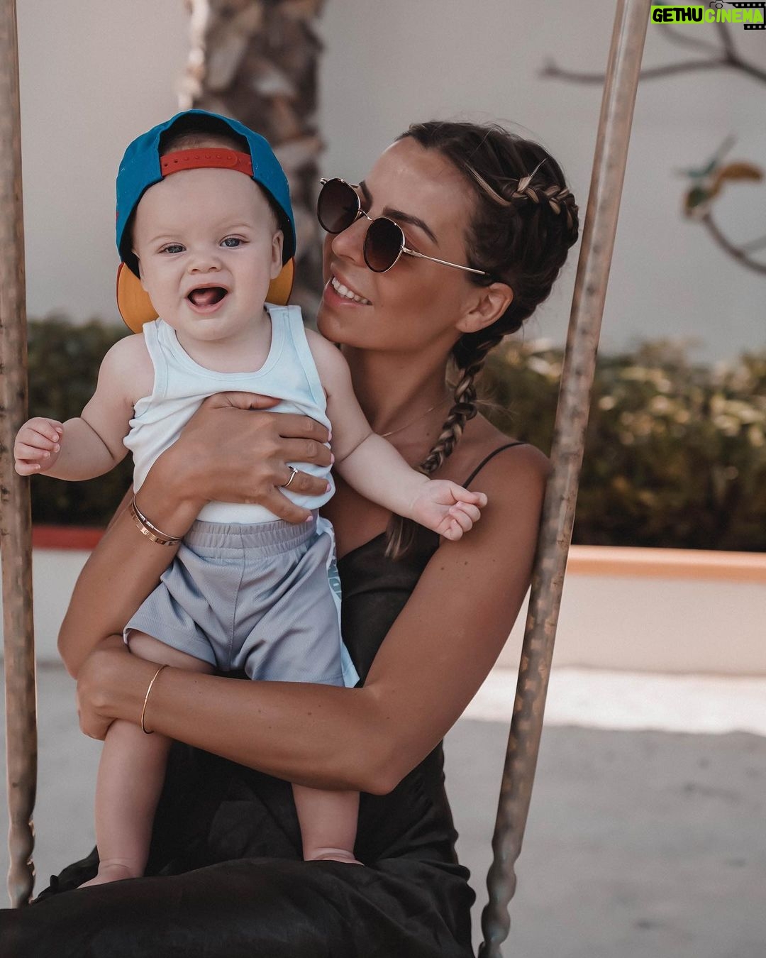 Hillary Vanderosieren Instagram - Une journée Classic avec mon prince, il est heureux ici à Dubaï ! ☺️🥰♥️ Dubai, United Arab Emirates