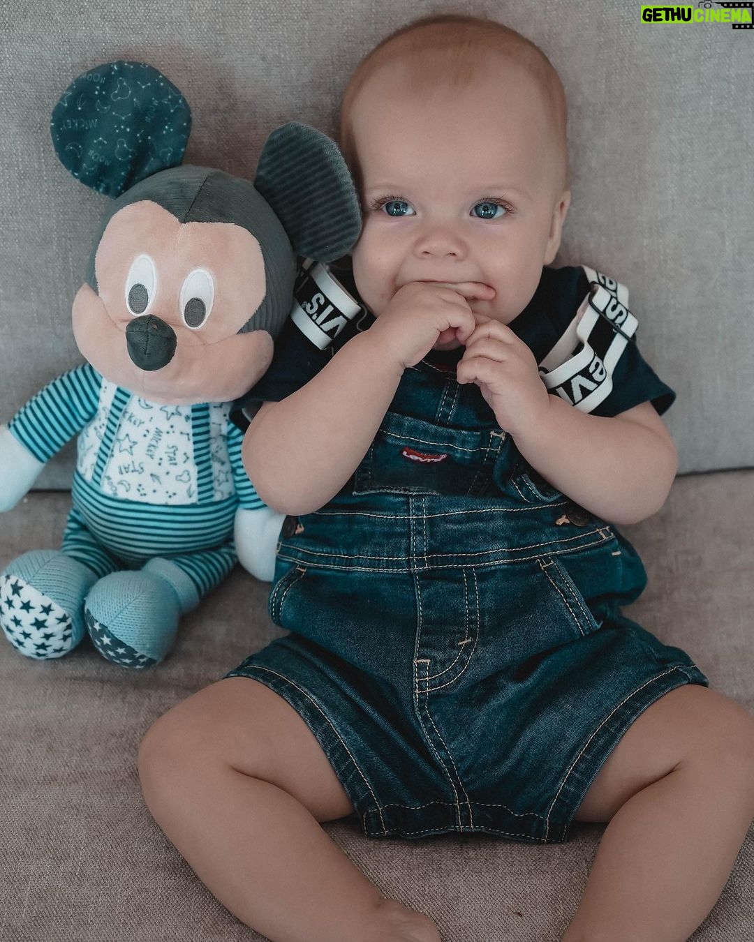 Hillary Vanderosieren Instagram - 7 mois mon fils 💙 Quand je le vois sourire.. je me dis que j’ai accompli quelque chose de Grand ! Plus je le vois grandir plus je le vois s’émerveiller. En 7 mois nous voyons tellement de changement. A 7 mois milo a 2 dents en bas qui sont sorti .. il tient assis .. il rigole tout le temps .. il est tellement incroyable ce baby. Thanks god ❤️ Dubai, United Arab Emirates