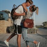 Hillary Vanderosieren Instagram - 🎁 JEU CONCOURS 🎁 En collaboration avec @arthur_et_aston, j’ai le plaisir d’offrir à l’un d’entre vous le sac à main que je porte avec son portefeuille assorti ou un bon d’achat de 500€ à valoir sur le site Arthur & Aston ! ✨ Pour participer : - suivre mon compte et celui de @gioboyparis ainsi que le compte @arthur_et_aston - Indiquez le lot que vous préferez et tagguez 2 de vos amis ou plus Bonus : partagez le post en story 😉 Tirage au sort vendredi prochain #arthuraston Dubai, United Arab Emirates