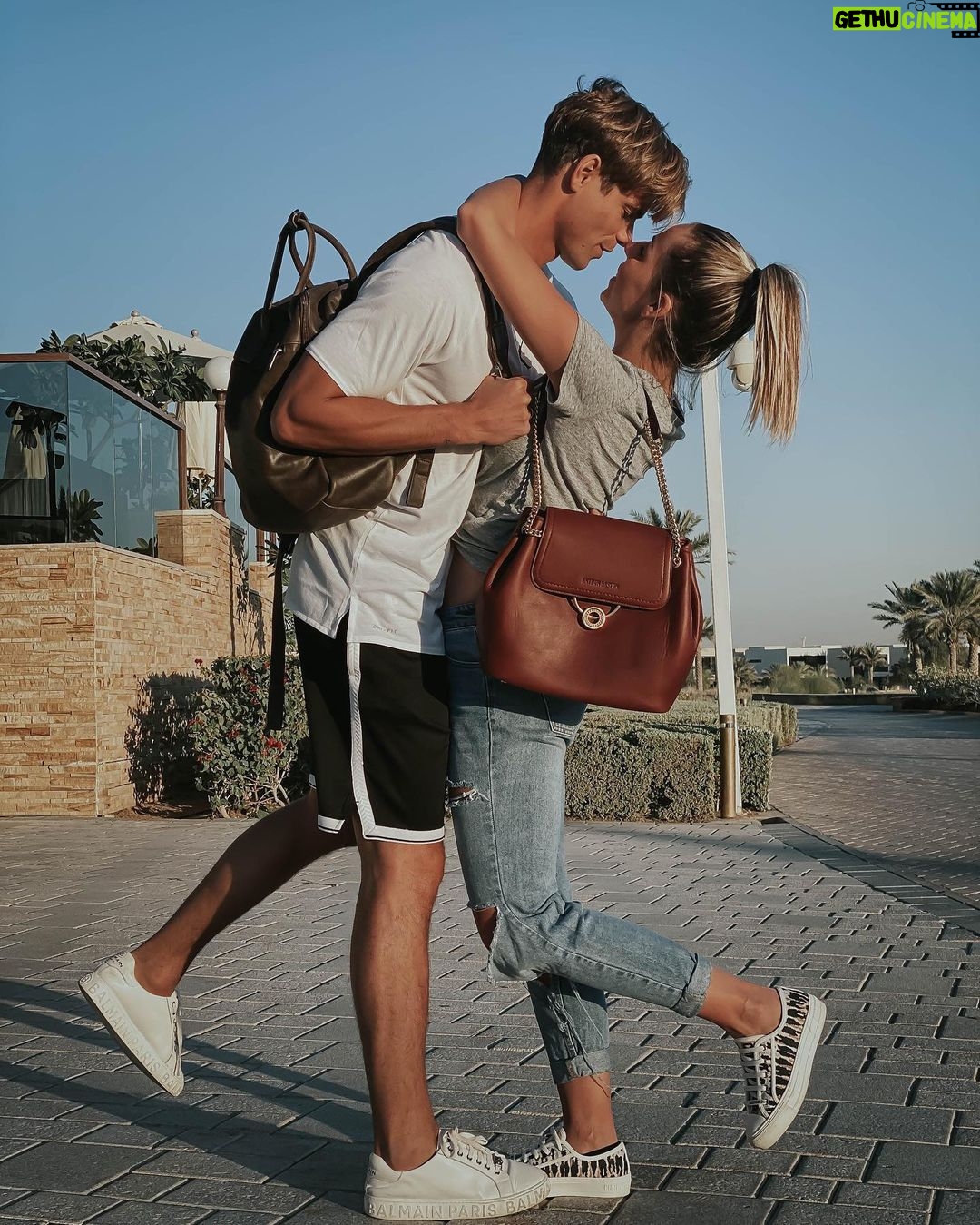 Hillary Vanderosieren Instagram - đ JEU CONCOURS đ En collaboration avec @arthur_et_aston, jâai le plaisir dâoffrir Ă lâun dâentre vous le sac Ă main que je porte avec son portefeuille assorti ou un bon dâachat de 500⏠à valoir sur le site Arthur & Aston ! ⨠Pour participer : - suivre mon compte et celui de @gioboyparis ainsi que le compte @arthur_et_aston - Indiquez le lot que vous prĂŠferez et tagguez 2 de vos amis ou plus Bonus : partagez le post en story đ Tirage au sort vendredi prochain #arthuraston Dubai, United Arab Emirates