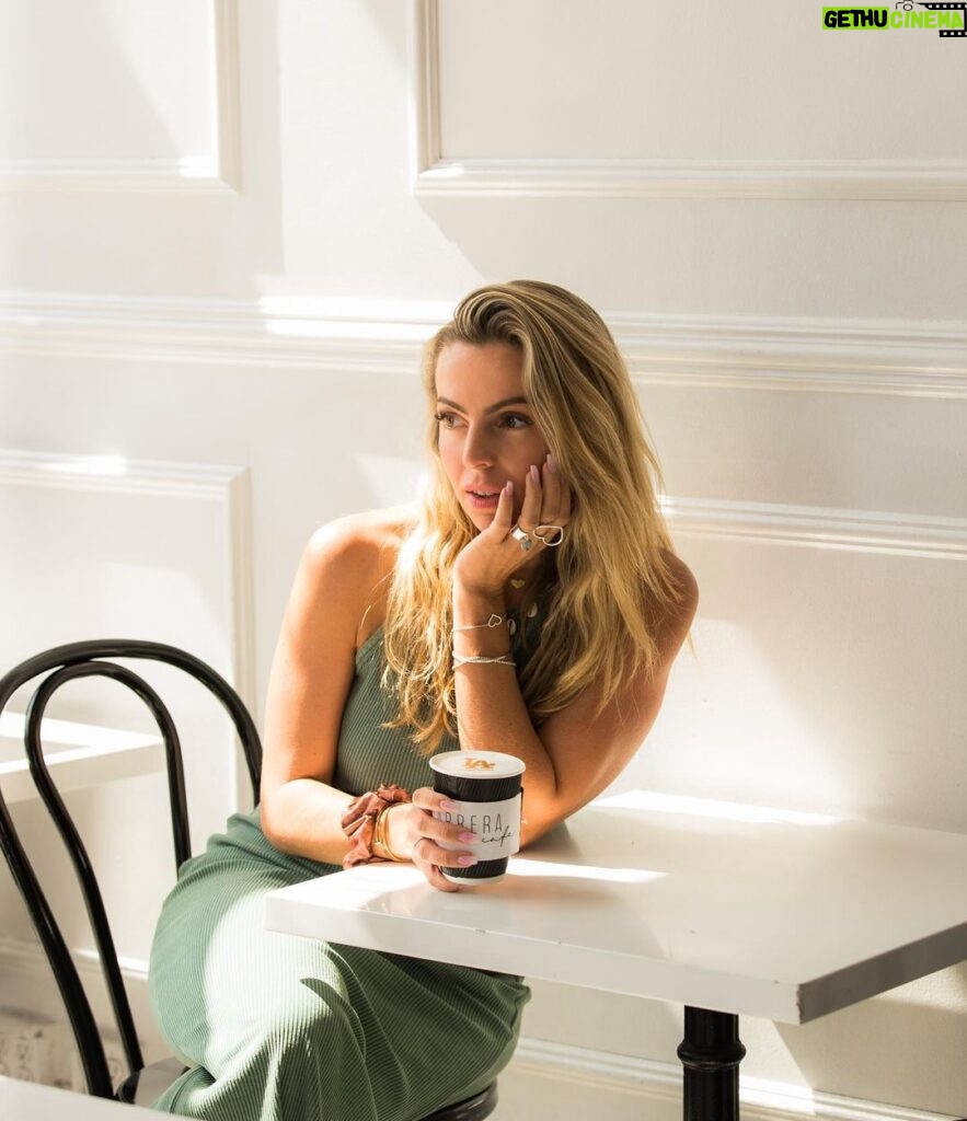 Hillary Vanderosieren Instagram - Un petit café ☕️ sur Melrose Avenue 🇺🇸 Swipe pour voir mon petit bonheur ☺️ Carrera Cafe