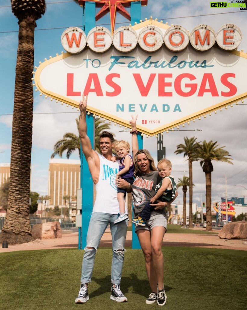 Hillary Vanderosieren Instagram - Vegas Baby ⭐️ And the dream come true ! Happy 33 years my Love ❤️ Las Vegas, Nevada