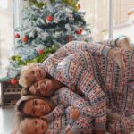 Hillary Vanderosieren Instagram - Joyeux réveillon de Noël 🎅🎄✨ Eh oui on a essayé aussi de faire cette vidéo tendance mais la réalité a pris le dessus 😂😂 Belles fêtes de fin d’année ✨