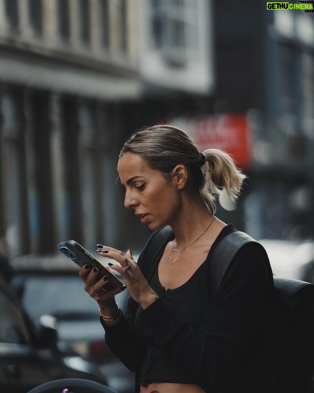 Hillary Vanderosieren Instagram - Quand ton mari fais le paparazzi πΈπ€·ββοΈ #Street #Nyc #Ny #usa #family Soho, Manhattan