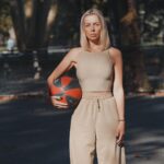 Hillary Vanderosieren Instagram - Wearing my favorite outfit @squatwolf in #Nyc Vous aimez ma tenue ? 😊 Code : Hillary valable sur tout le site SQUATWOLF 🐺 #collaboration #publicité #gym #basketball #womenwear #sport
