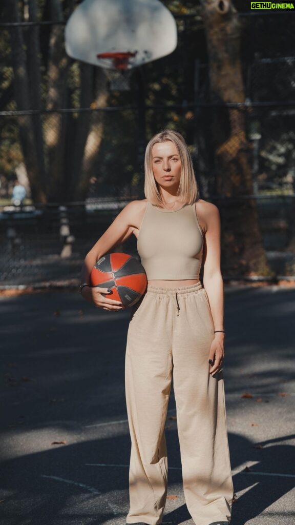 Hillary Vanderosieren Instagram - Wearing my favorite outfit @squatwolf in #Nyc Vous aimez ma tenue ? 😊 Code : Hillary valable sur tout le site SQUATWOLF 🐺 #collaboration #publicité #gym #basketball #womenwear #sport