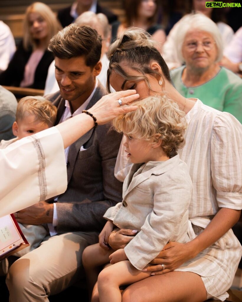 Hillary Vanderosieren Instagram - 16.07.2023 - Baptême ✝🤍 Nous sommes super heureux d’avoir baptiser nos enfants. Moments de bonheur & d’émotion 🙏🏼 Armentières, France