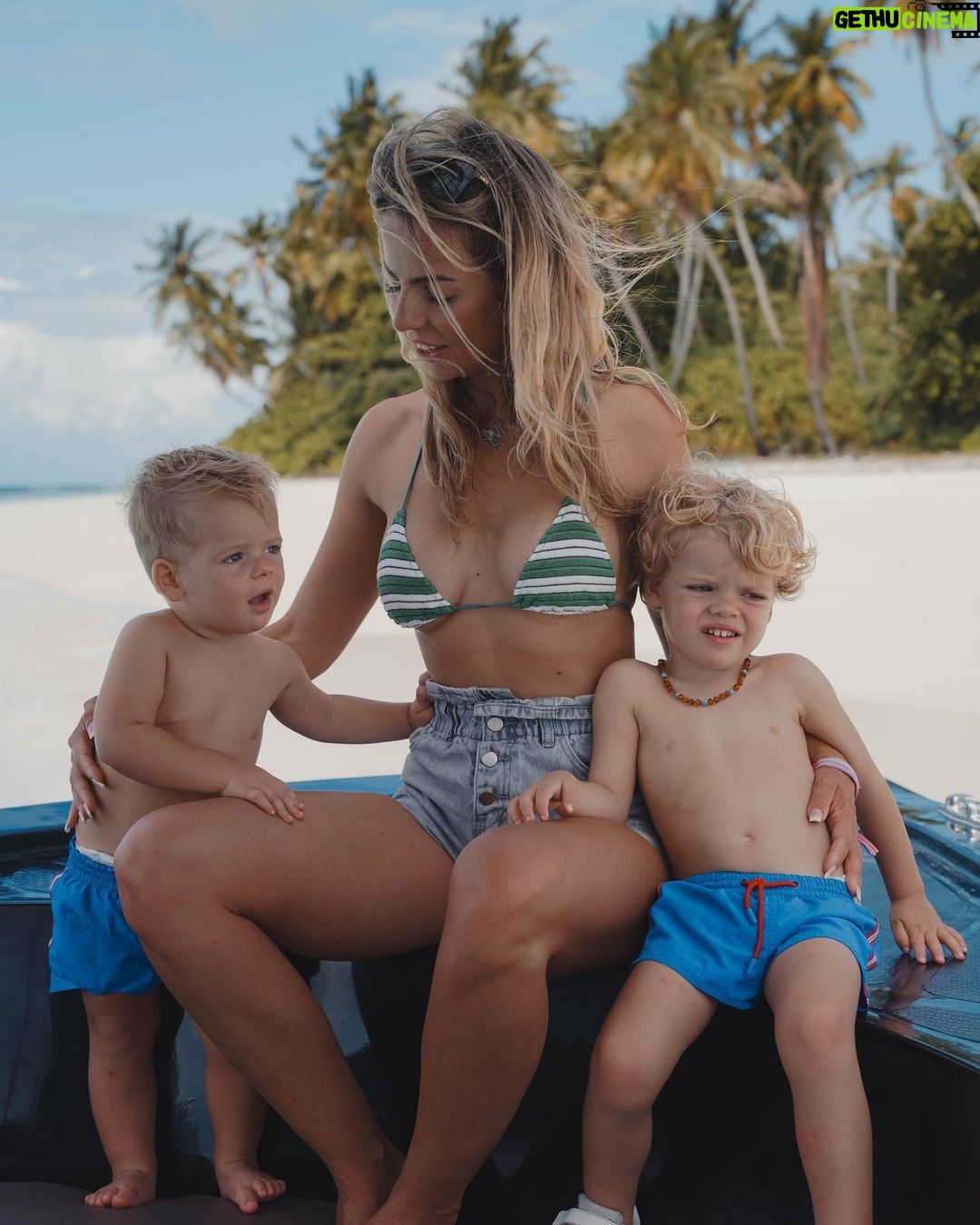 Hillary Vanderosieren Instagram - Bonne fête des mères à toutes les mamans 💝 Je suis la maman la plus comblée, merci mes garçons je vie un rêve avec vous 💙 Je suis si fière de vous… 🫶🏼 📸 @ayadamaldivesresort 🌊 #collaborationnonremunere