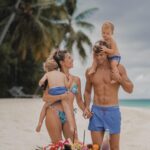 Hillary Vanderosieren Instagram - Une famille heureuse 🫶🏼 Notre rêve s’est réalisé, des vacances de rêve aux Maldives ❤️ On ajoute une petite sœur à cette famille ? 😛 #collaborationnonremunere Ayada Maldives