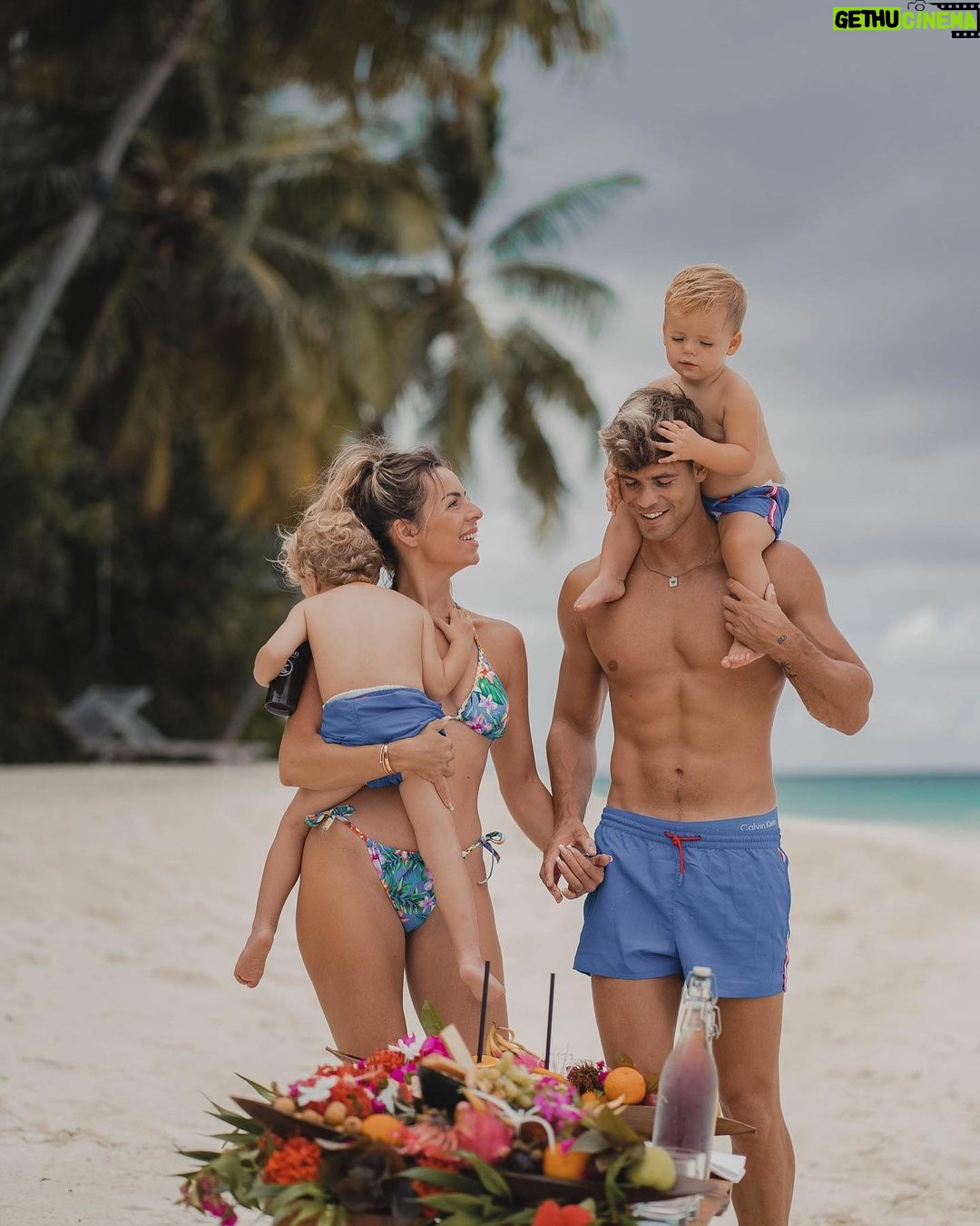 Hillary Vanderosieren Instagram - Une famille heureuse đ«¶đŒ Notre rĂȘve sâest rĂ©alisĂ©, des vacances de rĂȘve aux Maldives â€ïž On ajoute une petite sĆur Ă cette famille ? đ #collaborationnonremunere Ayada Maldives
