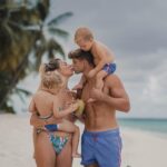 Hillary Vanderosieren Instagram - Une famille heureuse 🫶🏼 Notre rêve s’est réalisé, des vacances de rêve aux Maldives ❤️ On ajoute une petite sœur à cette famille ? 😛 #collaborationnonremunere Ayada Maldives
