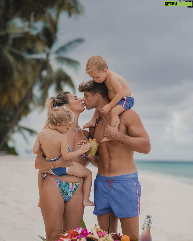 Hillary Vanderosieren Instagram - Une famille heureuse 🫶🏼 Notre rêve s’est réalisé, des vacances de rêve aux Maldives ❤ On ajoute une petite sœur à cette famille ? 😛 #collaborationnonremunere Ayada Maldives